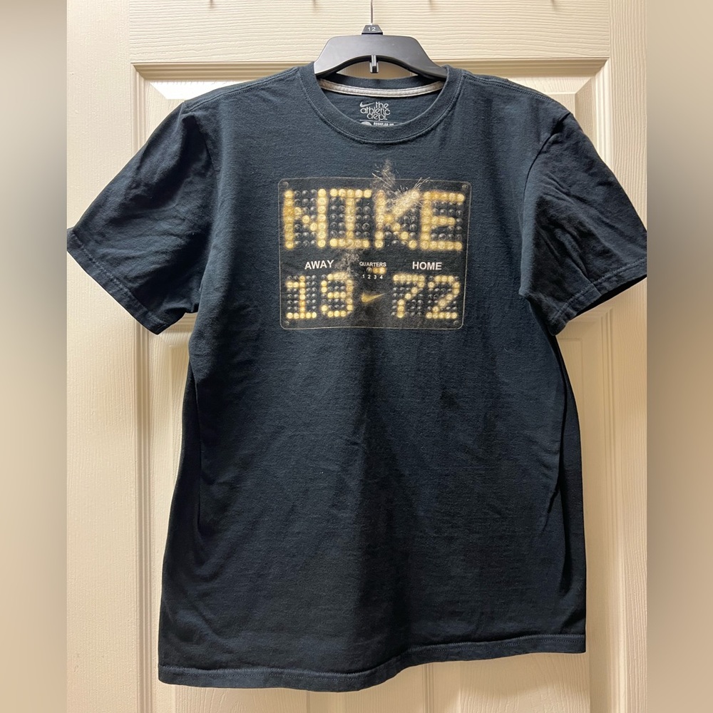 Large Nike Men’s regular fit t-shirt